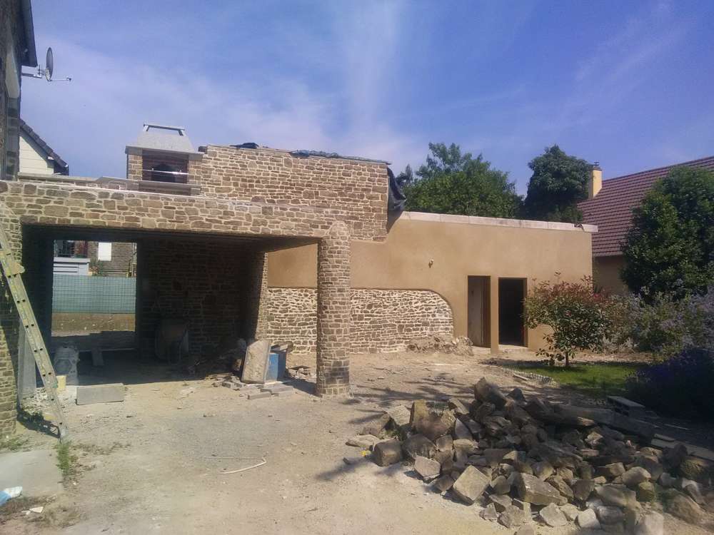 Travail de la pierre, construction d'une colonne et enduit terre