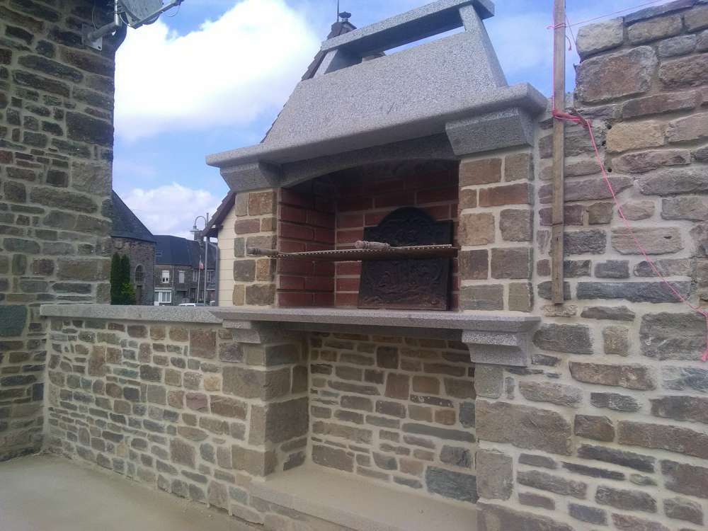 Travail de la pierre, construction d'une cheminée