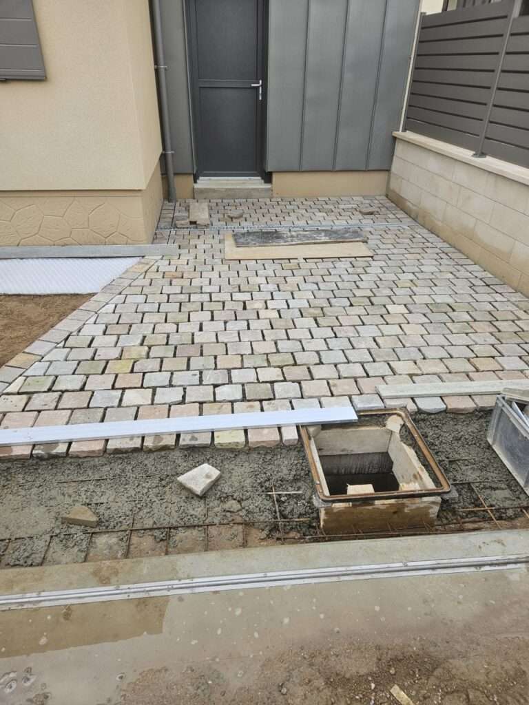 Allée pavés travertins