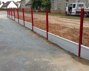 Clôture rigide rouge avec soubassement béton
