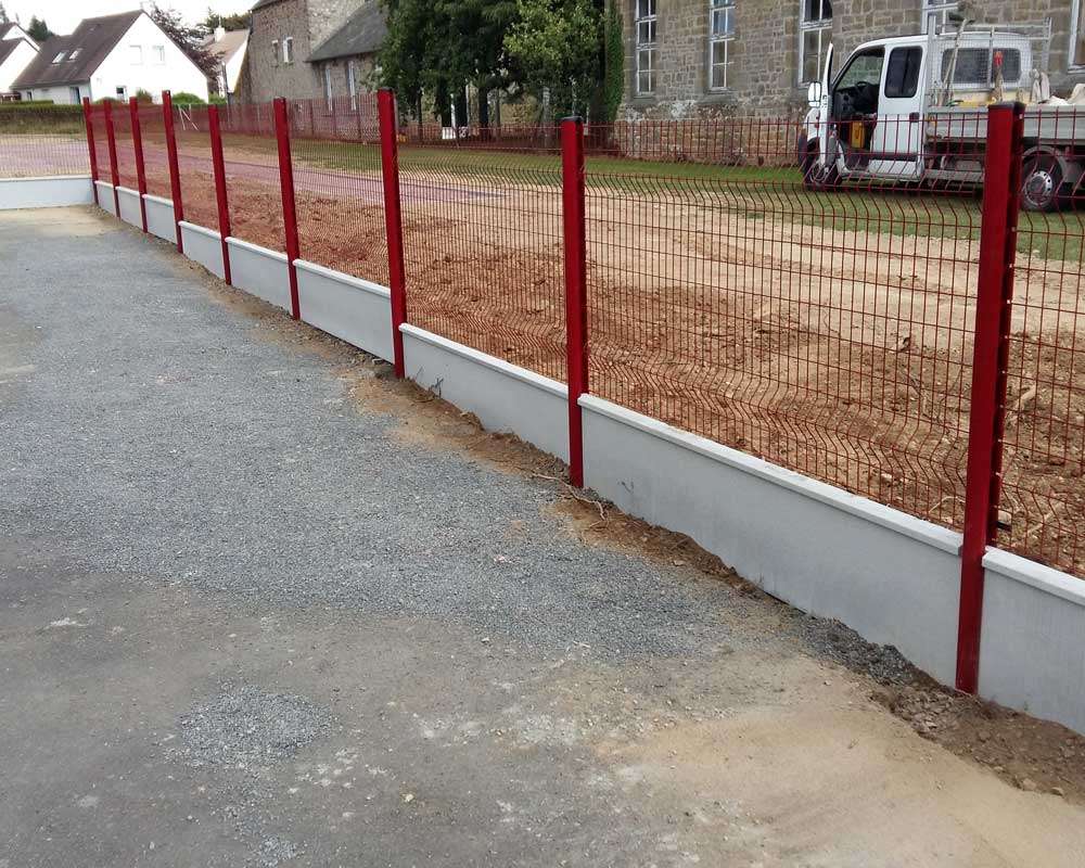 Clôture rigide rouge avec soubassement béton