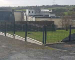 Clôture rigide vert foncé avec soubassement béton